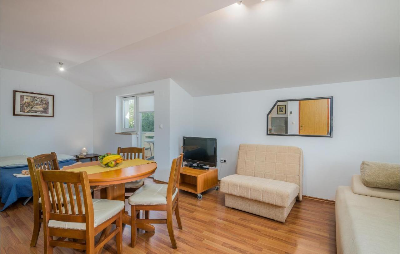 Nice Apartment In Malinska Dubasnica With Kitchen Exterior foto